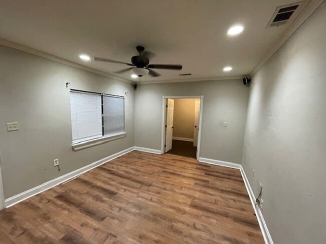 Building Photo - 3 bedrooms 1 bath