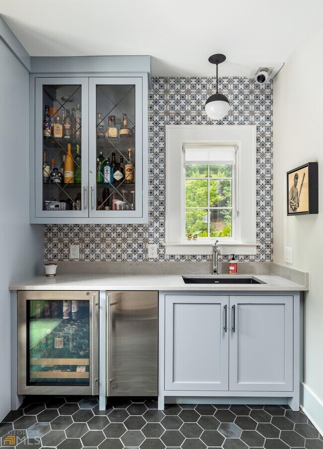 Building Photo - 3312 W Shadowlawn Ave NE