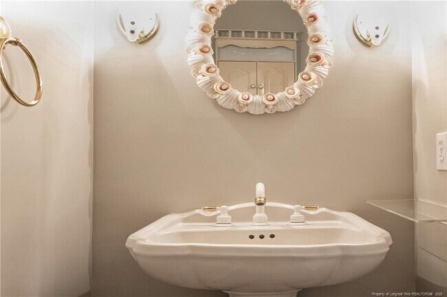 Building Photo - 789 Daphne Ln