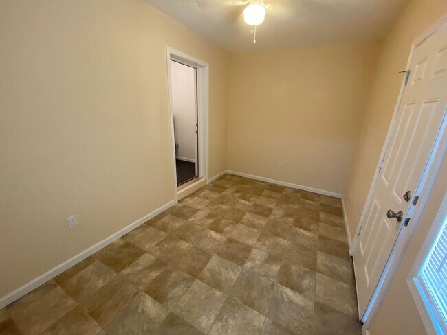 Building Photo - Economical 2Bed/1Ba Duplex Unit w/Bonus Ro...