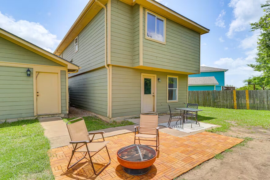 Building Photo - Room in House on Hungry Horse Dr