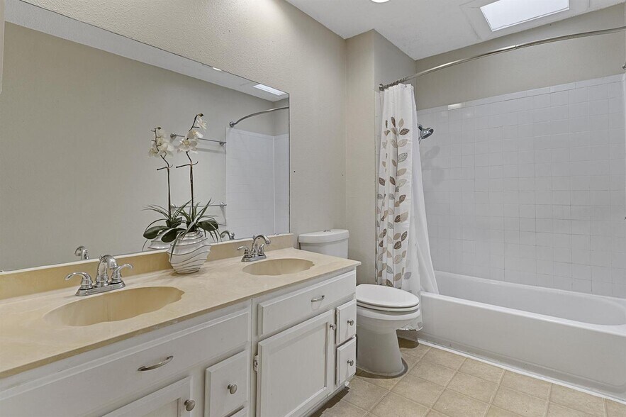 Building Photo - Spacious San Antonio home with open layout...