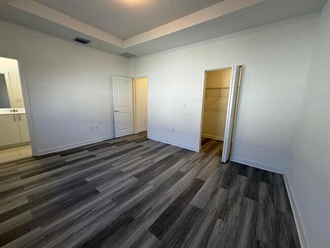 Building Photo - 2885 SE 25th Ave