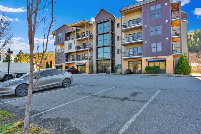 Building Photo - 834 Mc Kinley Ave W