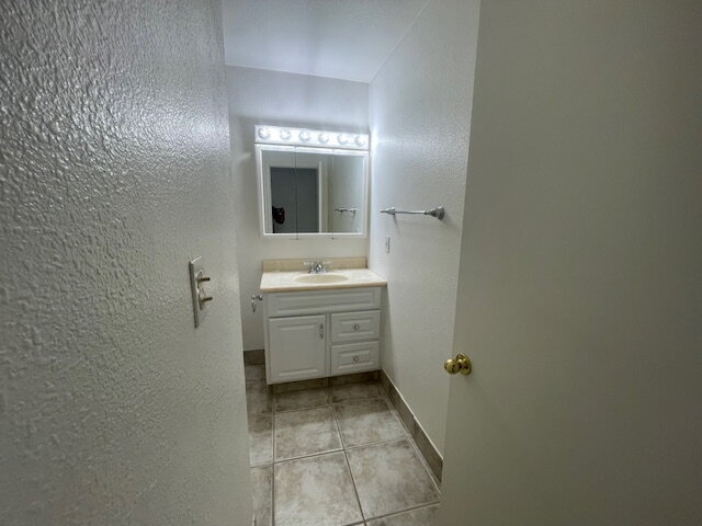 Building Photo - "Charming 3-Bed, 2-Bath Townhouse Retreat on Sylvan Oak Drive – Your Cozy Las Vegas Oasis Awaits!"