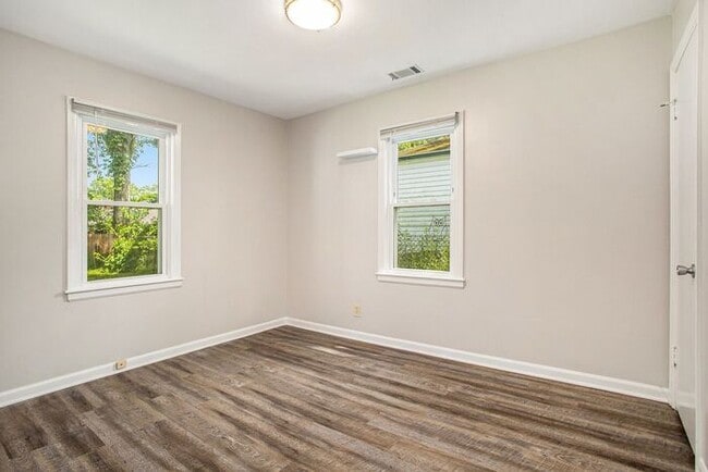 Building Photo - Charming 3-Bed/1-Bath Ranch Style with Garage