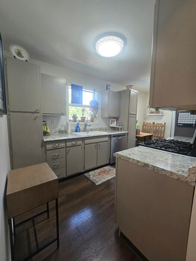 Building Photo - Spacious 4 Bedroom Home with Fenced Yard +...