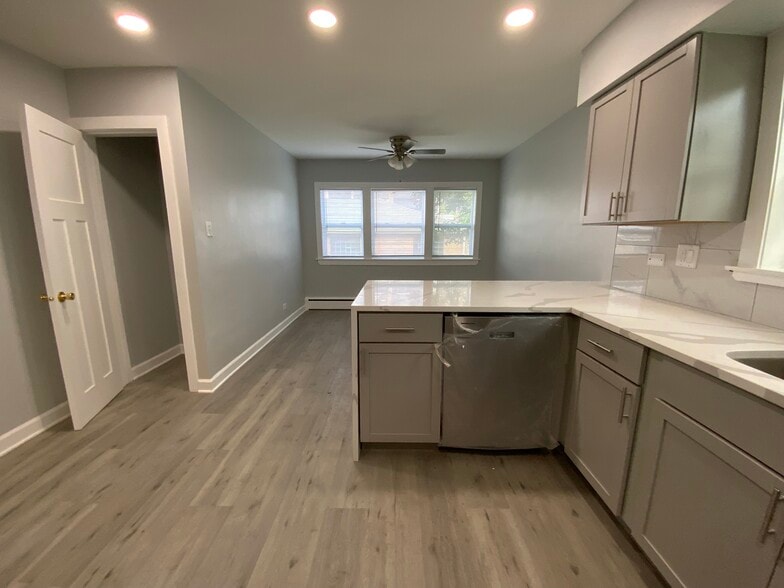 KITCHEN (DINING AREA) - 2228 W 71st St