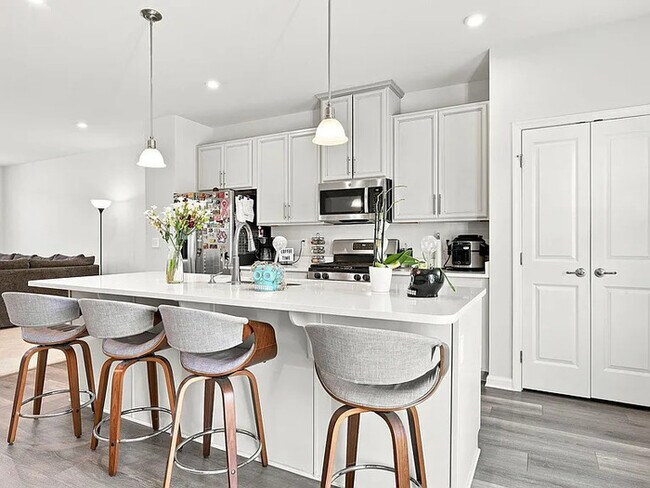 Building Photo - Lease OR Lease to Own