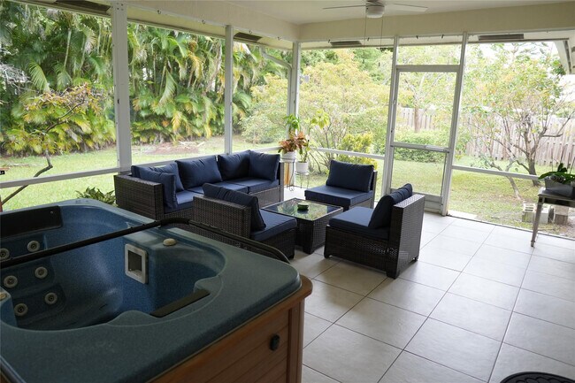 Building Photo - 821 SW 13th Ct