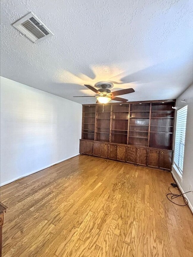 Building Photo - 4330 Meadow Springs Dr