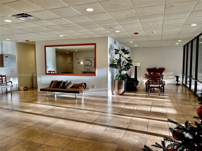 Building Photo - 6900 Bay Dr