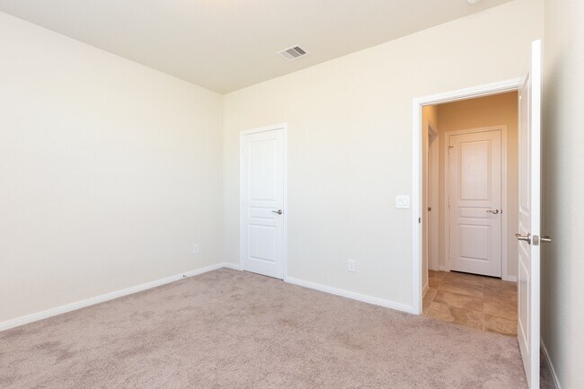 Building Photo - 10 Log House Ct