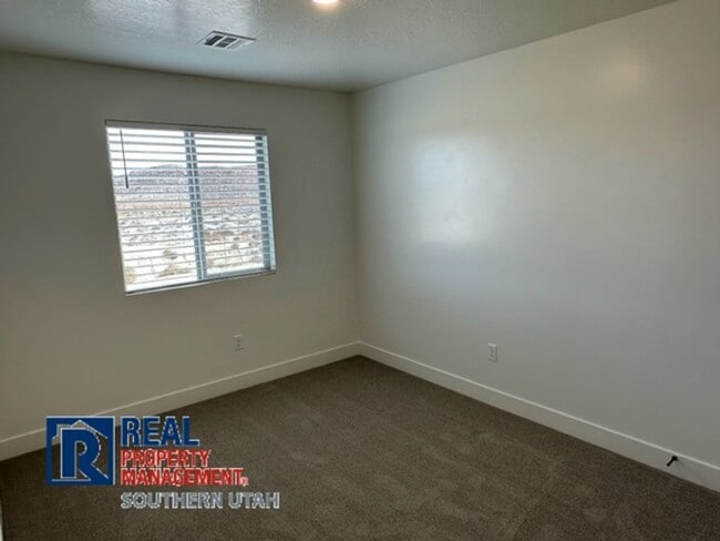 Building Photo - Townhome in South Desert