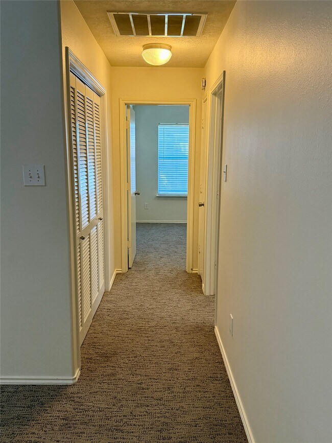 Building Photo - 8943 Farm Ridge Ln