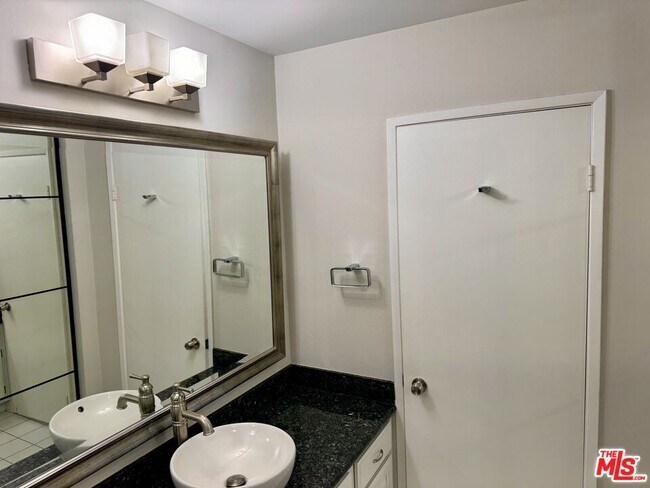 Building Photo - 950 Kings Rd