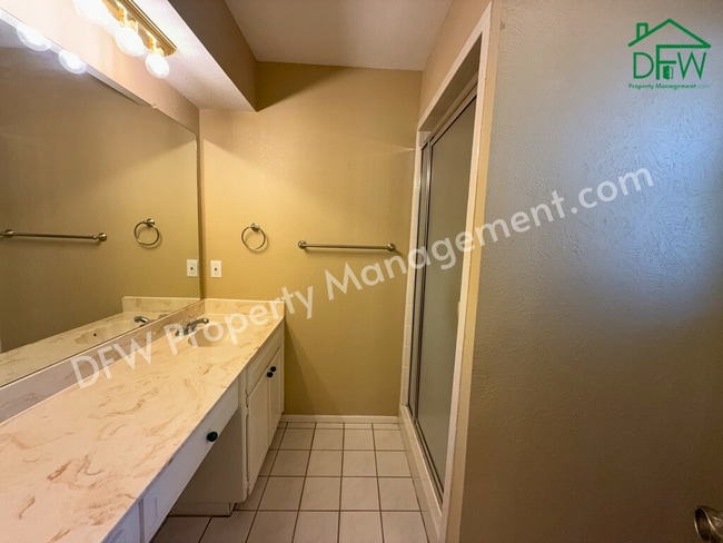 Building Photo - Charming 3-Bedroom Home with Fenced Backyard & Fireplace in Arlington!