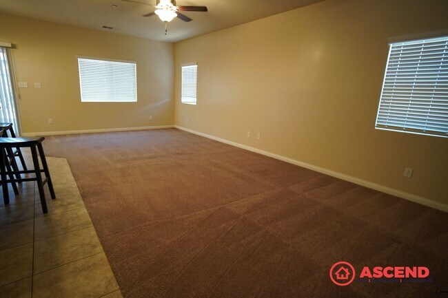 Building Photo - Stunning 4 Bed 2 Bath Home Off of Hosking and Wible!