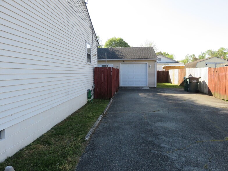 Building Photo - 7 S Daisy Ave