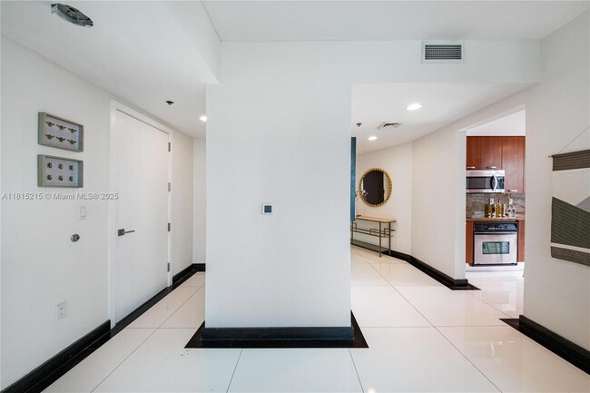 Building Photo - 1395 Brickell Ave