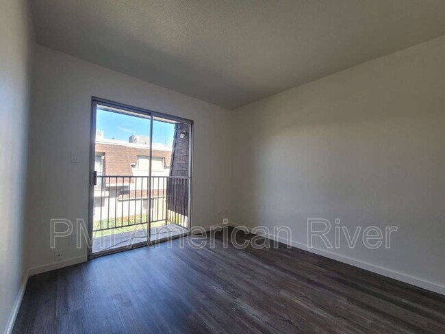 Building Photo - 5618 Hillsdale Blvd