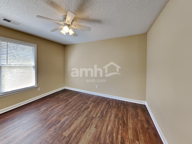Building Photo - 4825 Old Field Dr NE