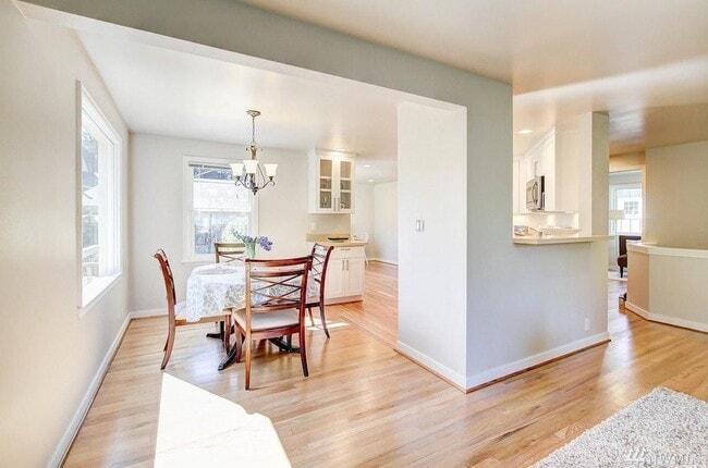 Building Photo - Serene Wedgwood home