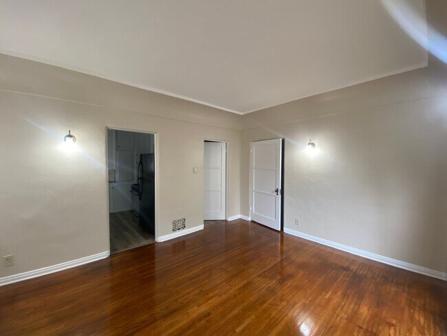 Interior Photo - 5-1508