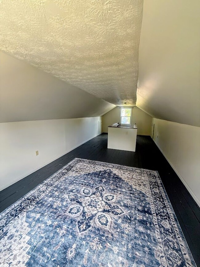 Building Photo - Three bedroom one bathroom single family home for rent