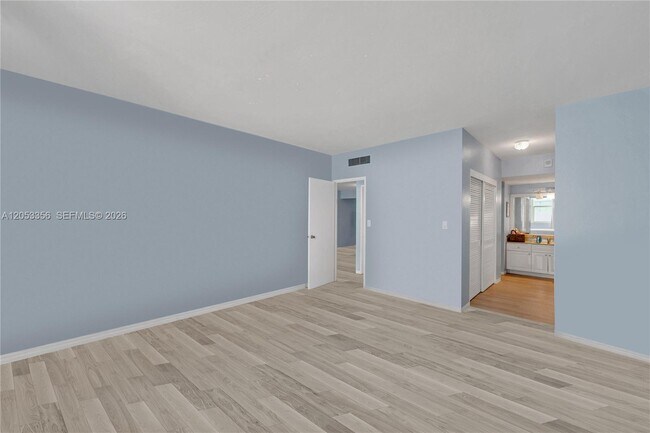 Building Photo - 5001 Collins Ave