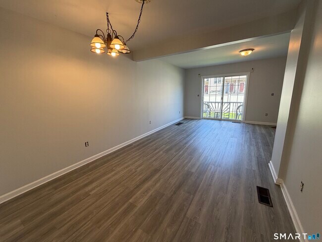 Building Photo - 44 Taft Pointe