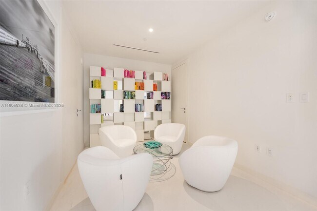 Building Photo - 300 Biscayne Blvd Way