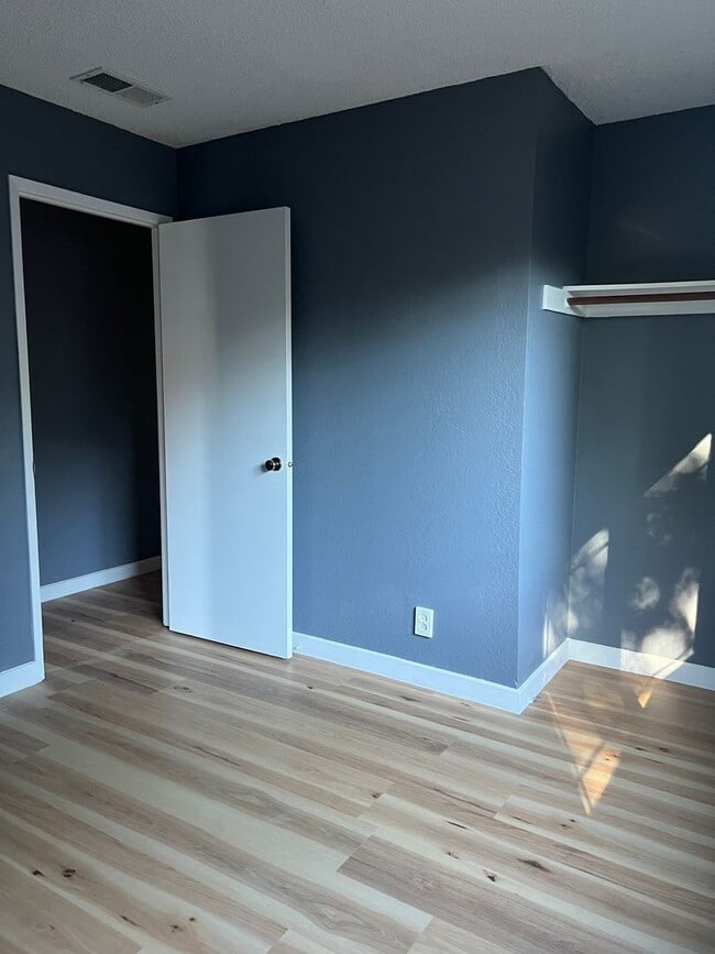 Building Photo - 4Bedroom House