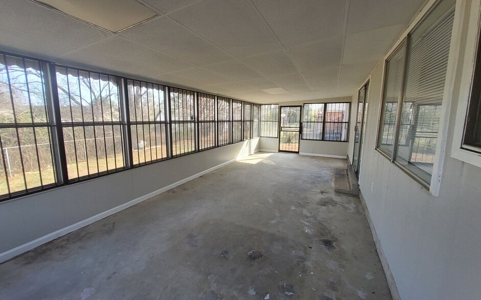 Building Photo - 3760 St Elmo Ave