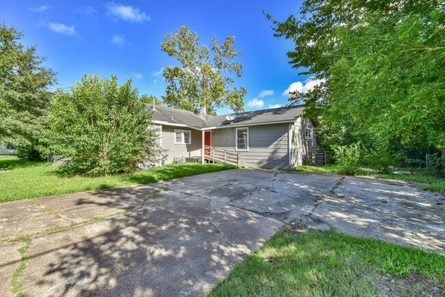 Building Photo - Comfy 3 Bedroom Home Complete Rennovation!...