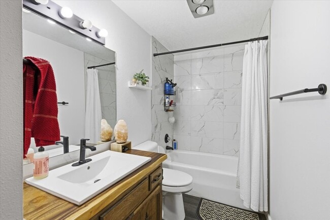 Building Photo - 401 Eastwood Dr