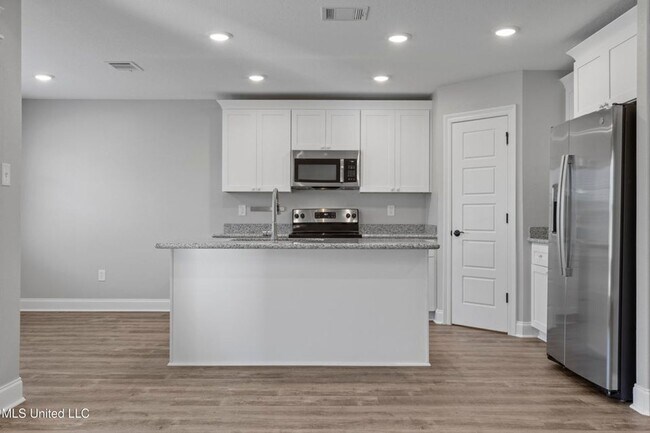 Building Photo - 3 Bed / 2 Bath Home – Modern Finishes & Convenient Location