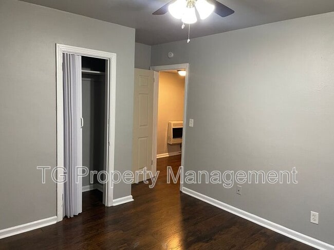 Building Photo - 5205 Hollycrest Dr