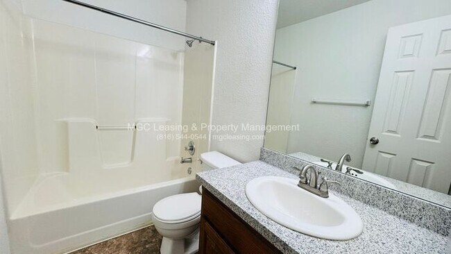 Building Photo - Convenient Kansas City Townhome Near I-435