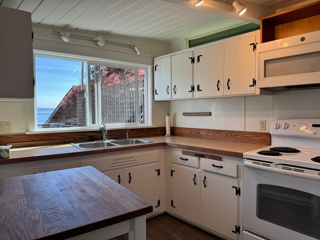 Building Photo - enchanting one bedroom beach cottage available now.....