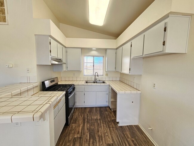 Building Photo - Upstairs/ Spacious/ 2 bedrooms / 2 bathrooms