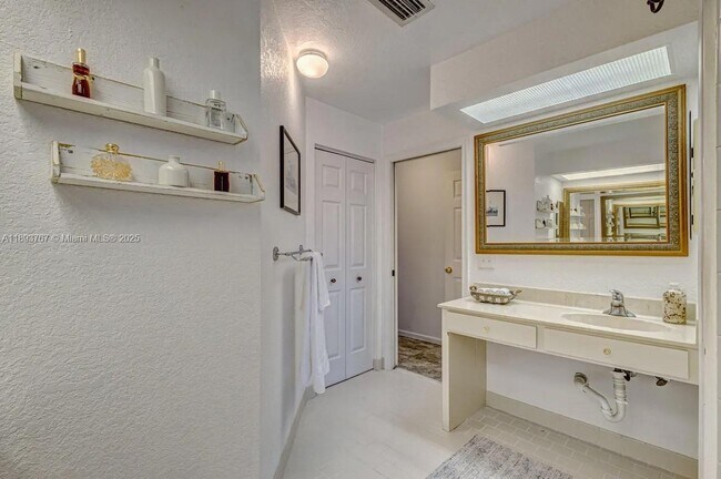 Building Photo - 12 Lexington Ln E