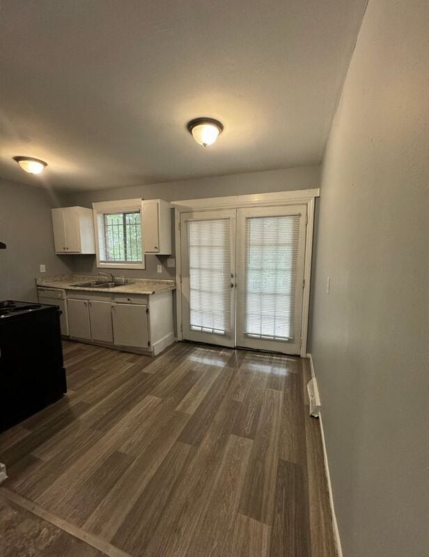 Building Photo - 534 Camrose Dr