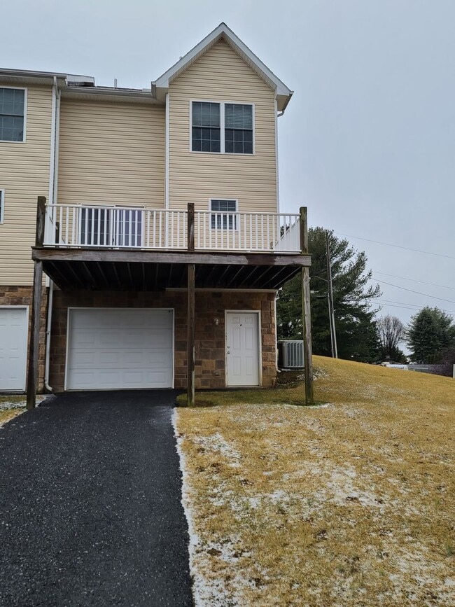Building Photo - 3 Bedroom 2 1/2 bath end unit Townhome for Rent in Waynesboro