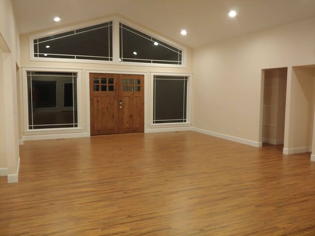 Building Photo - Custom built 3 bedroom, 2.5 bath home with...