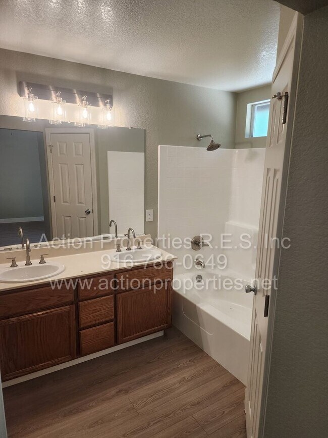 Building Photo - West Roseville 3 bedroom 2 bathroom 1406 sqft Three Car Garage Walking to Wood Creek High