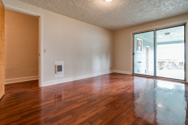 Building Photo - 3-Bedroom, 1-Bath duplex In Eugene South H...