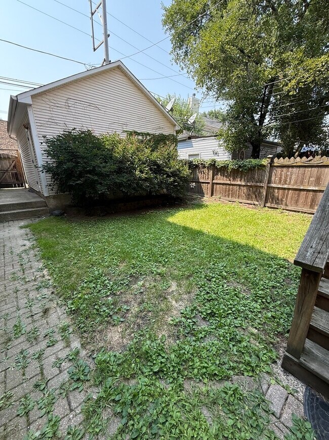Building Photo - 3044 N Leavitt St