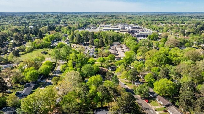 Building Photo - 715 Oakwood