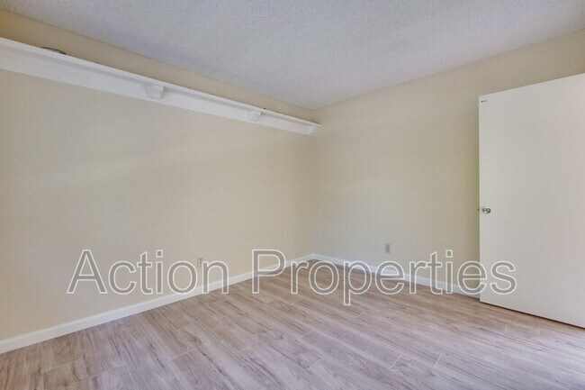 Building Photo - 1999 Garden Bing Cir